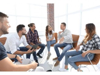 العزلة الاجتماعية أسوأ من التدخين.. لماذا عليك تكوين صداقات في العمل؟