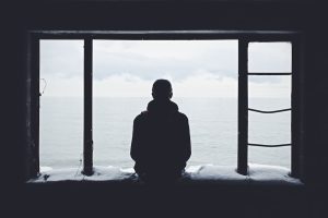 هل يمكن أن تشعر بالوحدة مع أصدقائك وأهلك؟