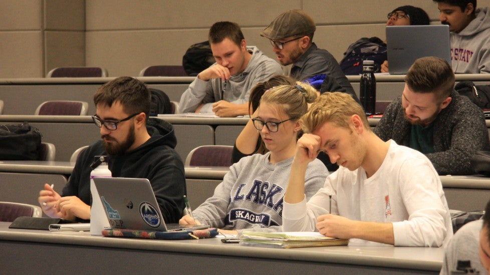 Student in class - علاج التأجيل والتسويف: 9 خطوات للتغلب على المماطلة 1