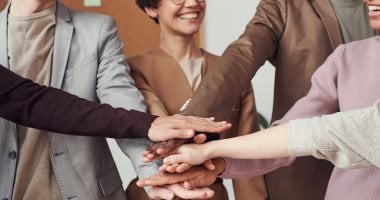 7 نصائح ذهبية للتعامل مع زملاء العمل الحاقدين والسيئين 5 نصائح لتحسين علاقتك مع زملاء العمل.. احترام الحدود أساسي - اليوم السابع